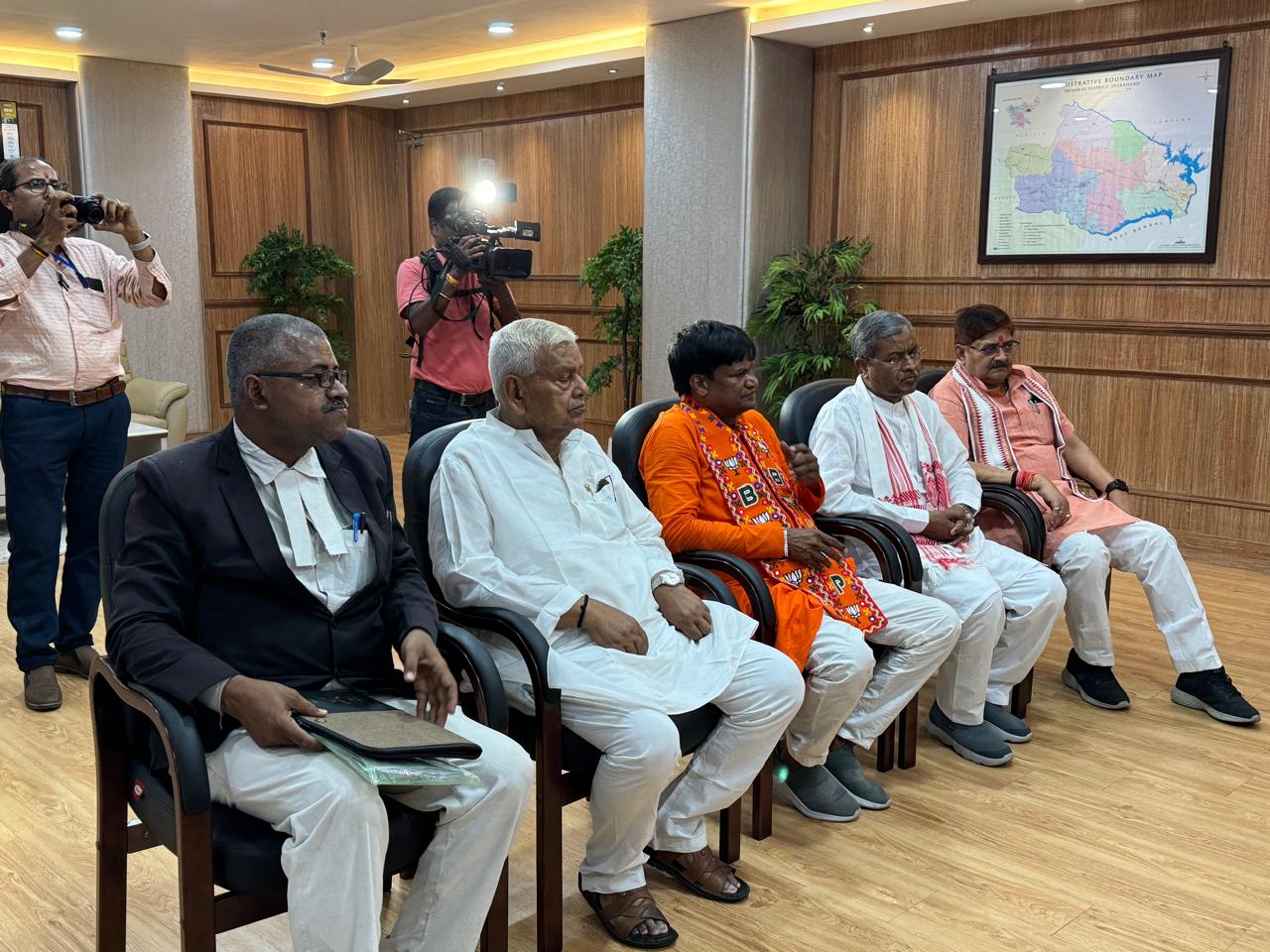 DHANBAD: ढुल्लू महतो ने किया नामांकन, प्रतिद्वंदियों पर दबाव कितना हुआ सफल, बुधवार को खुलेगा राज 