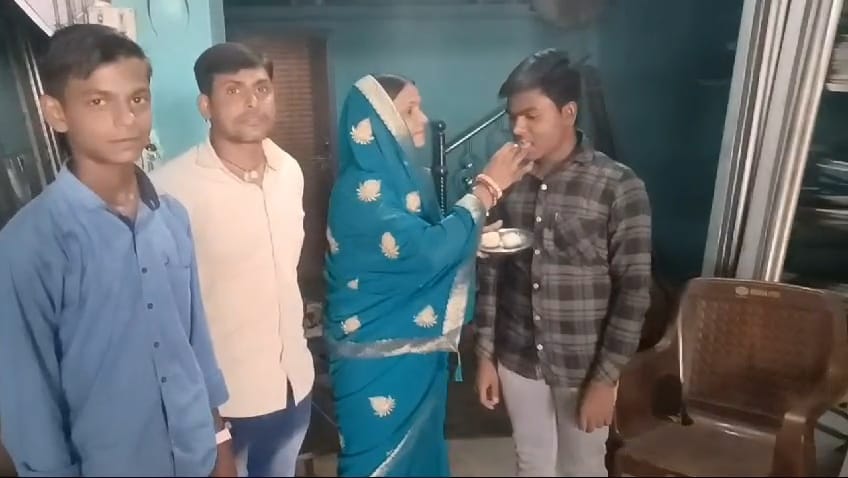 शाबाश सूरज: 18 किमी साइकल चलाकर जाता था पढ़ने, JAC 12वीं में बना देवघर जिला टॉपर