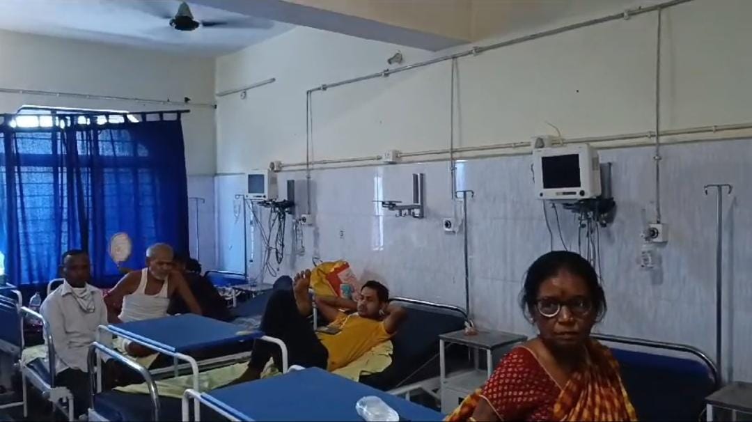 सरायकेला:शादी समारोह में खाने के बाद बिगड़ी लोगों की तबियत, अस्पताल में चल रहा इलाज, फूड पॉइजनिंग की आशंका 