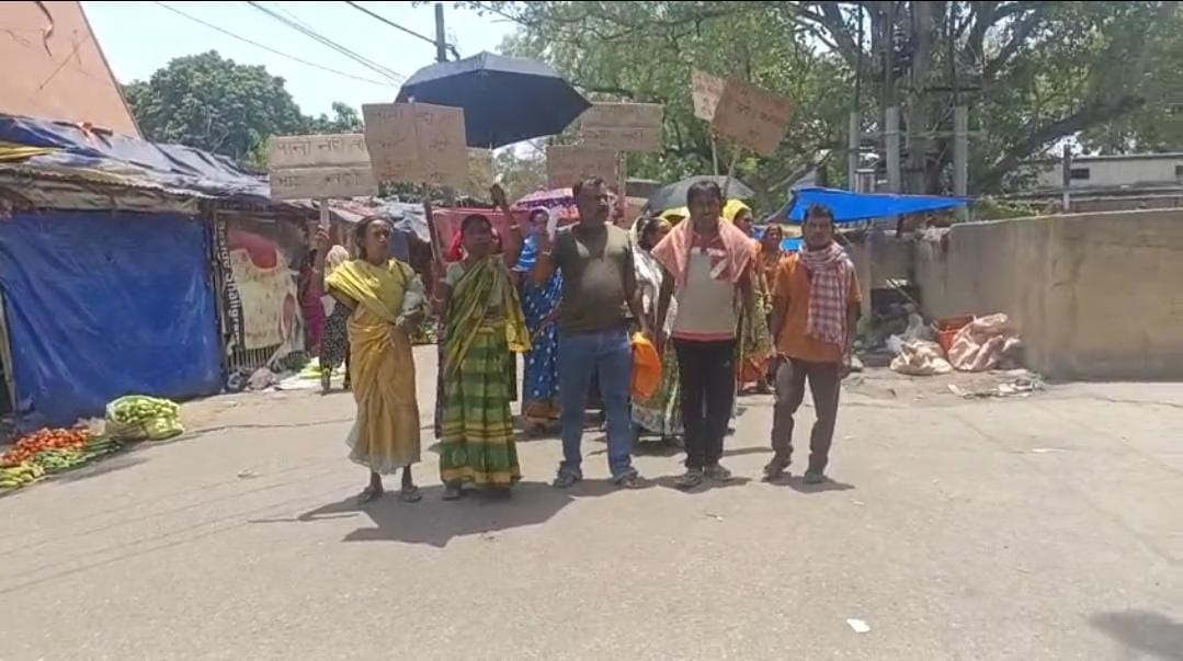 सरायकेला: पानी की किल्लत से परेशान सड़क पर उतरे बस्तीवासी, कहा- कई शिकायतों के बाद भी नहीं हुआ समस्या का हल