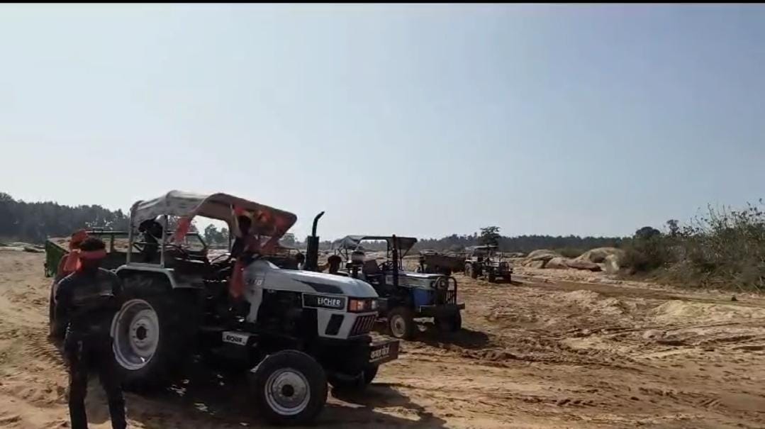 गुमला में धड़ल्ले से चल रहा है अवैध बालू का खेल! बालू उठाव रोकने में सरकार और प्रशासन फेल 