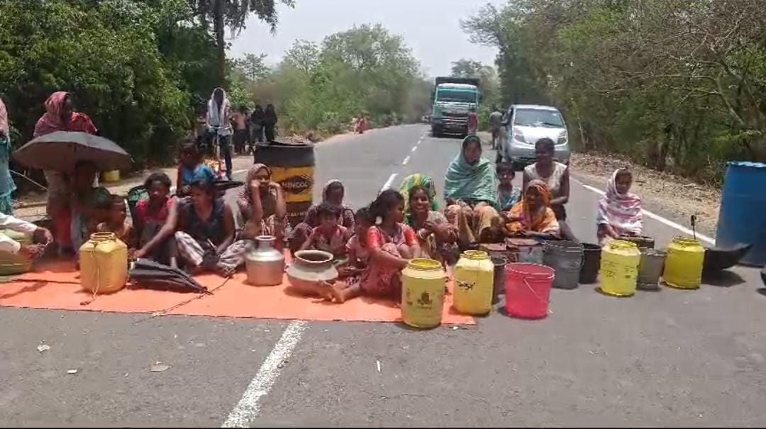 दुमका के इस गांव के लोग चिलचिलाती धूप में क्यों उतरे सड़क पर? इनकी अनदेखी सीता और नलिन सोरेन को पड़ सकती है भारी