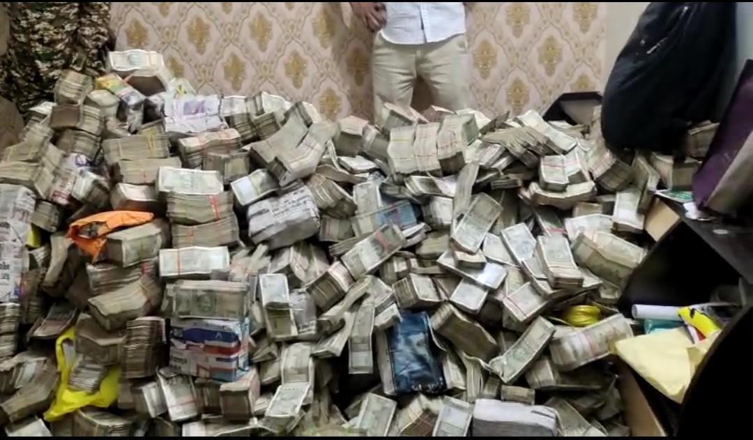 Big Update। ED Raid: मंत्री आलमगीर आलम के PS और अन्य करीबियों के ठिकानों से 20 करोड़ से ज्यादा बरामद, अभी भी छापेमारी जारी