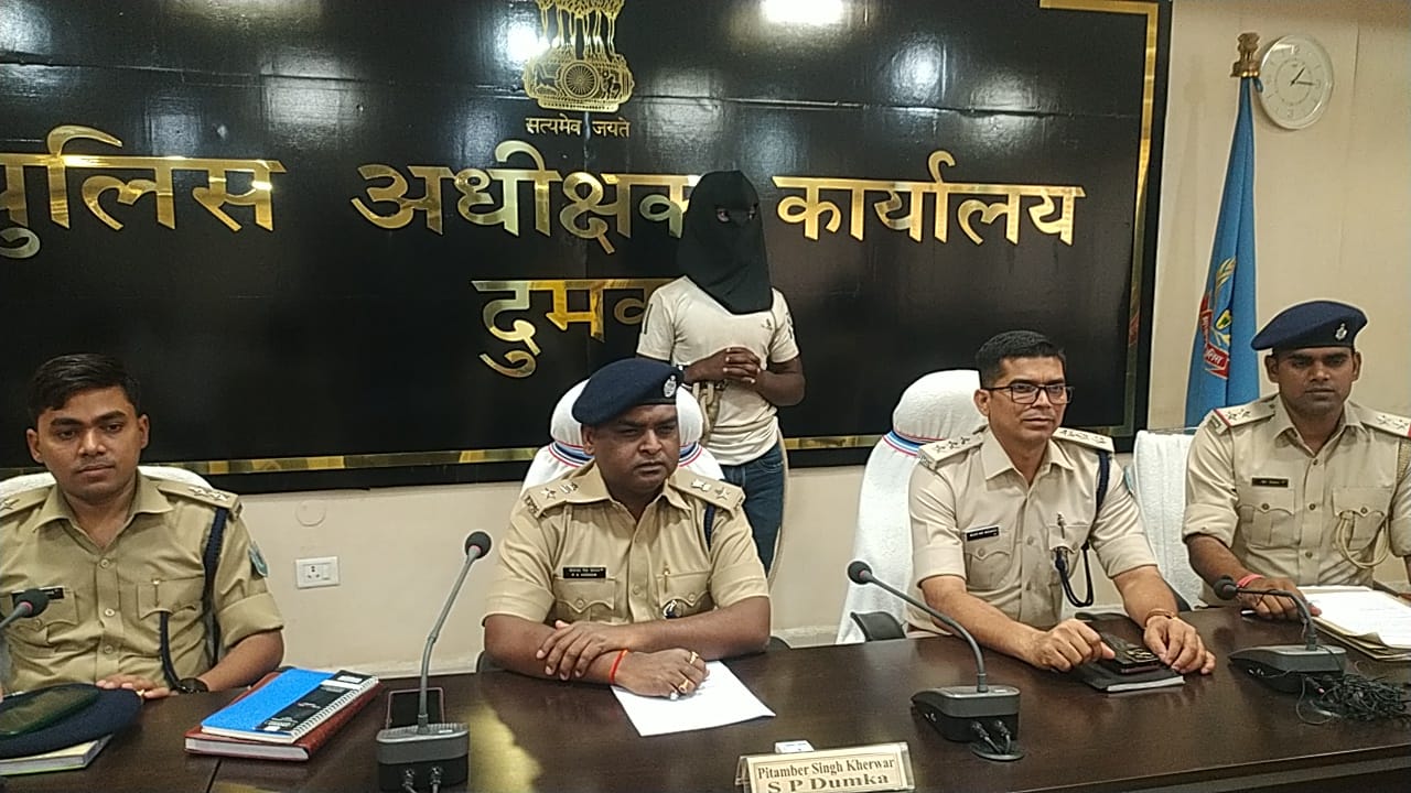 Dumka: नाबालिग प्रेमिका ने शादी से किया इंकार तो जल्लाद बन बैठा प्रेमी, दुष्कर्म के बाद गला दबाकर की हत्या, शव पर डाला एसिड