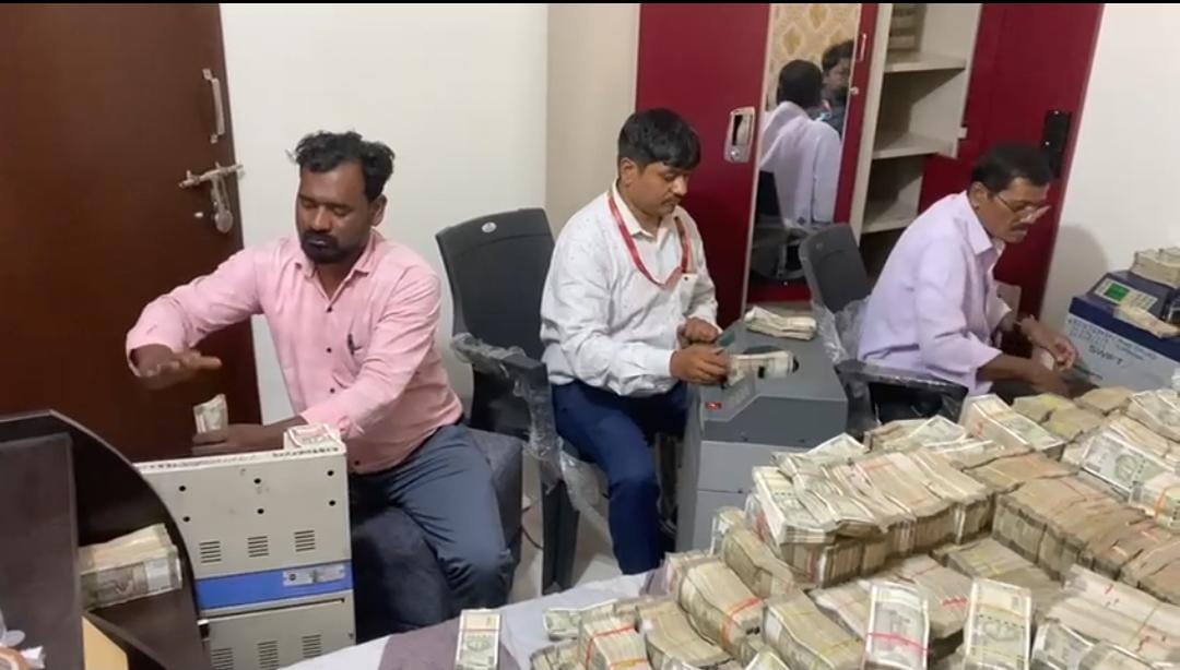 ED raid in Ranchi: मामूली घरेलू नौकर के घर मिला 40 करोड़ से ज्यादा का रकम, गिनती करते-करते मशीन हुई खराब