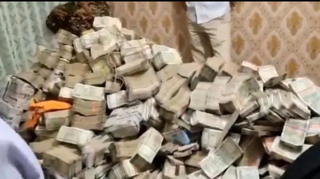 Big Breaking : 35 करोड़ की बरामदगी के बाद ED की छापेमारी आज भी जारी,अब नए ठिकाने से निकल रहे करोड़ों रुपये
