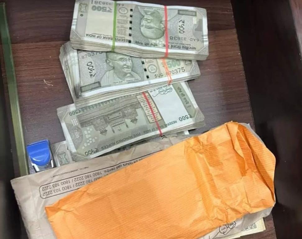 BREAKING : मंत्री आलमगीर आलम के ओएसडी संजीव लाल के कार्यालय से 500 नोटों के कई बंडल बरामद, ईडी खंगाल रही कागजात