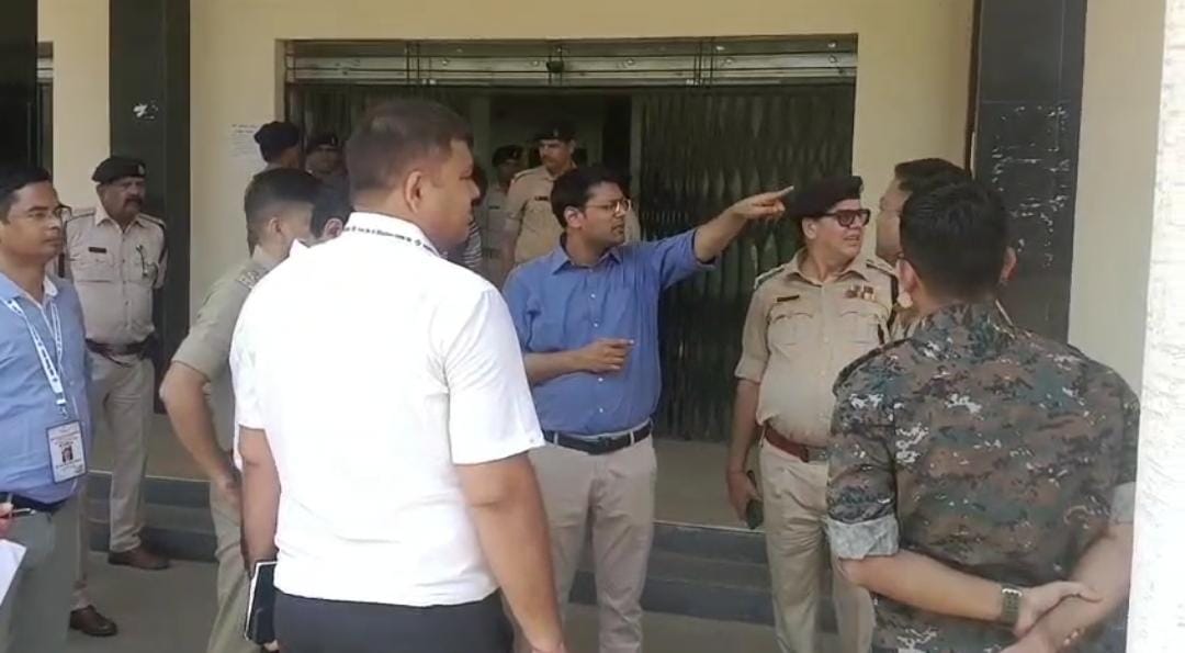 Loksabha Election: 25 मई को होनेवाले मतदान से पहले जमशेदपुर जिला प्रशासन अलर्ट, डीसी ने तमाम तैयारियों को लिया जायजा    