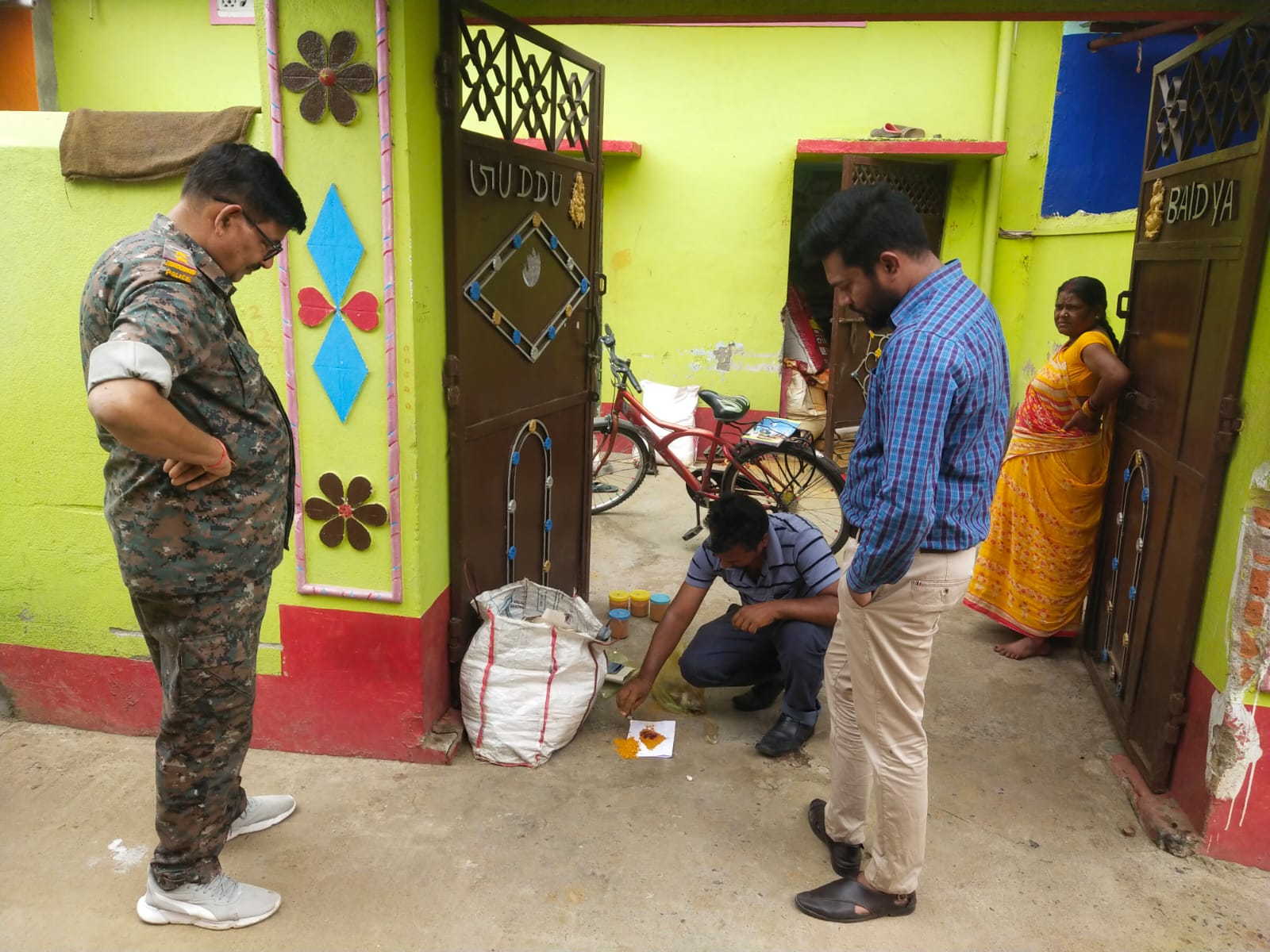 मसाला के रूप में जहर खा रहे थे दुमकावासी! हंसडीहा में तैयार होता था नकली हल्दी और धनिया पाउडर, पढ़ें कैसे हुआ खुलासा  