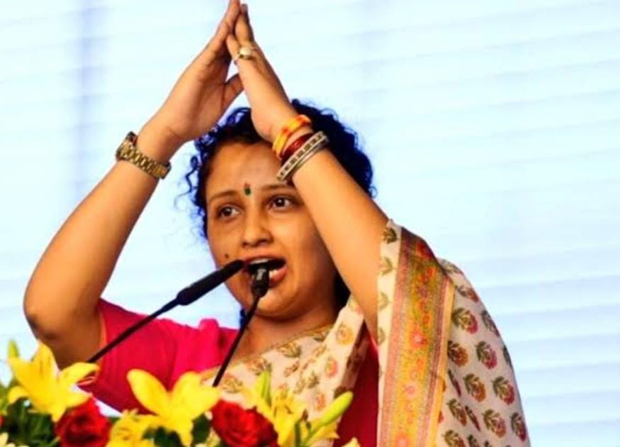 दुमका में कल्पना सोरेन की धमाकेदार इंट्री, शेरनी की तरह दहाड़ी, कार्यकर्ताओं में उत्साह का संचार कर लूट ली पूरी महफिल