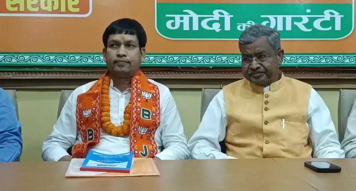 शिवलाल महतो ने JMM छोड़ थामा बीजेपी का हाथ, बाबूलाल मरांडी ने किया सभी का स्वागत