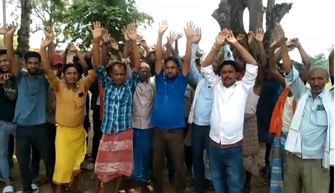 वर्षों से रोड की आस लगाए बैठे ग्रामीण करेंगे वोट बहिष्कार, सभी जनप्रतिनिधियों से लगा चुके हैं गुहार, फिर भी नहीं बना रोड