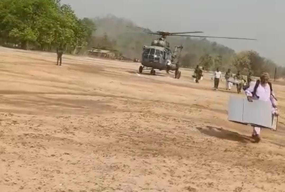 Loksabha Election 2024:पलामू लोकसभा क्षेत्र के लिए वोटिंग कल, नक्सल प्रभावित बूथ पर हेलीकॉप्टर से रवाना हुए मतदानकर्मी  