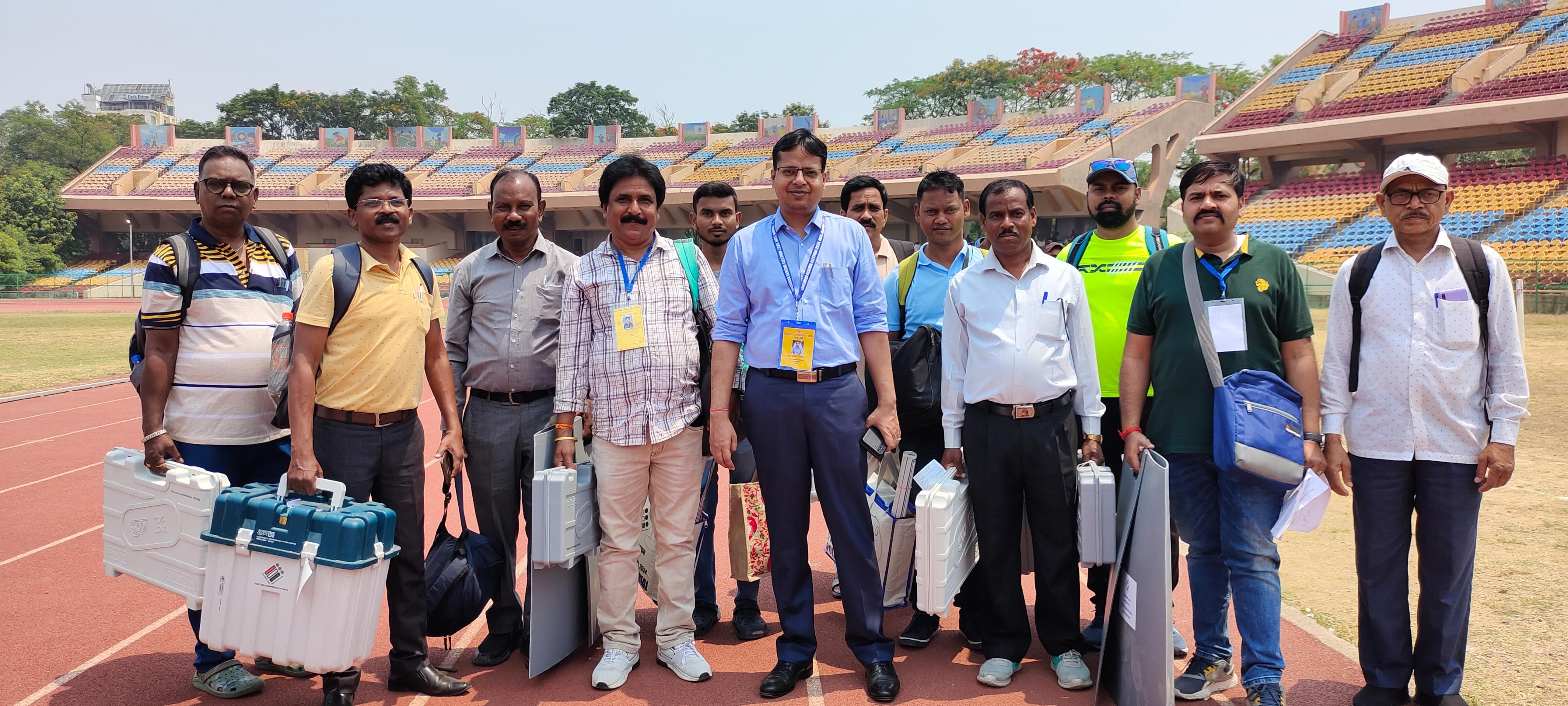 Loksabha Election: वोटिंग को लेकर पुलिस अलर्ट! मोरहाबादी मैदान से सभी मतदान कर्मियों को किया गया रवाना