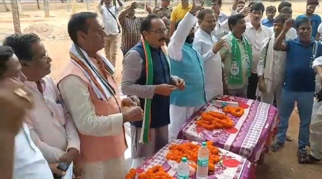 LS Election 2024: कल गोड्डा लोकसभा सीट के लिए प्रदीप यादव करेंगे नामांकन,भीड़ जुटाने की कोशिश में इंडिया गठबंधन के नेता  