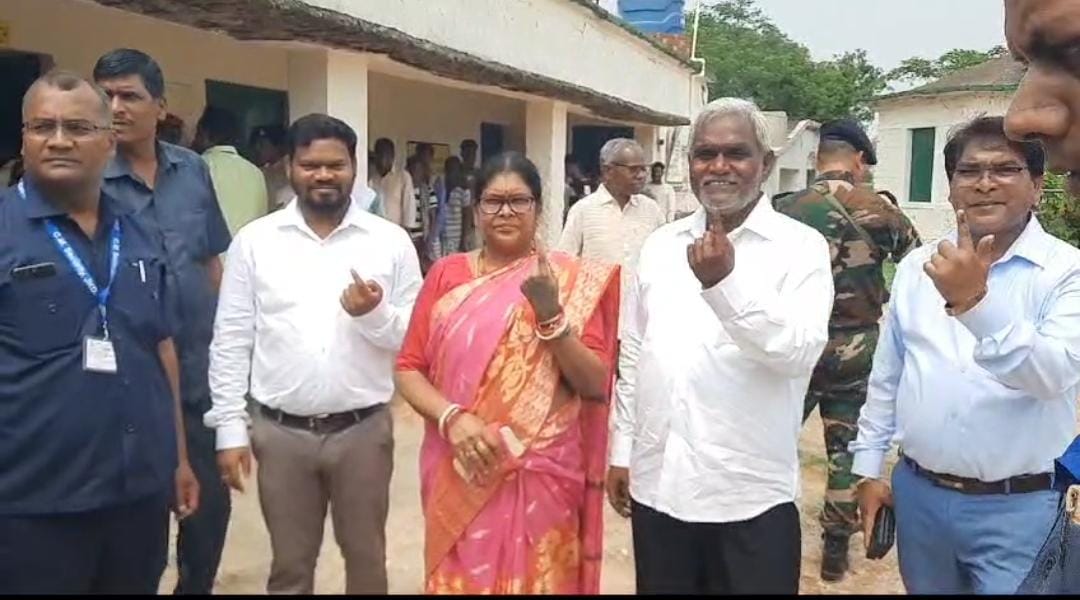 सरायकेला:पत्नी संग सीएम चंपई सोरेन ने डाला वोट, वोटरों से लोकतंत्र के महापर्व में शामिल होने की अपील की