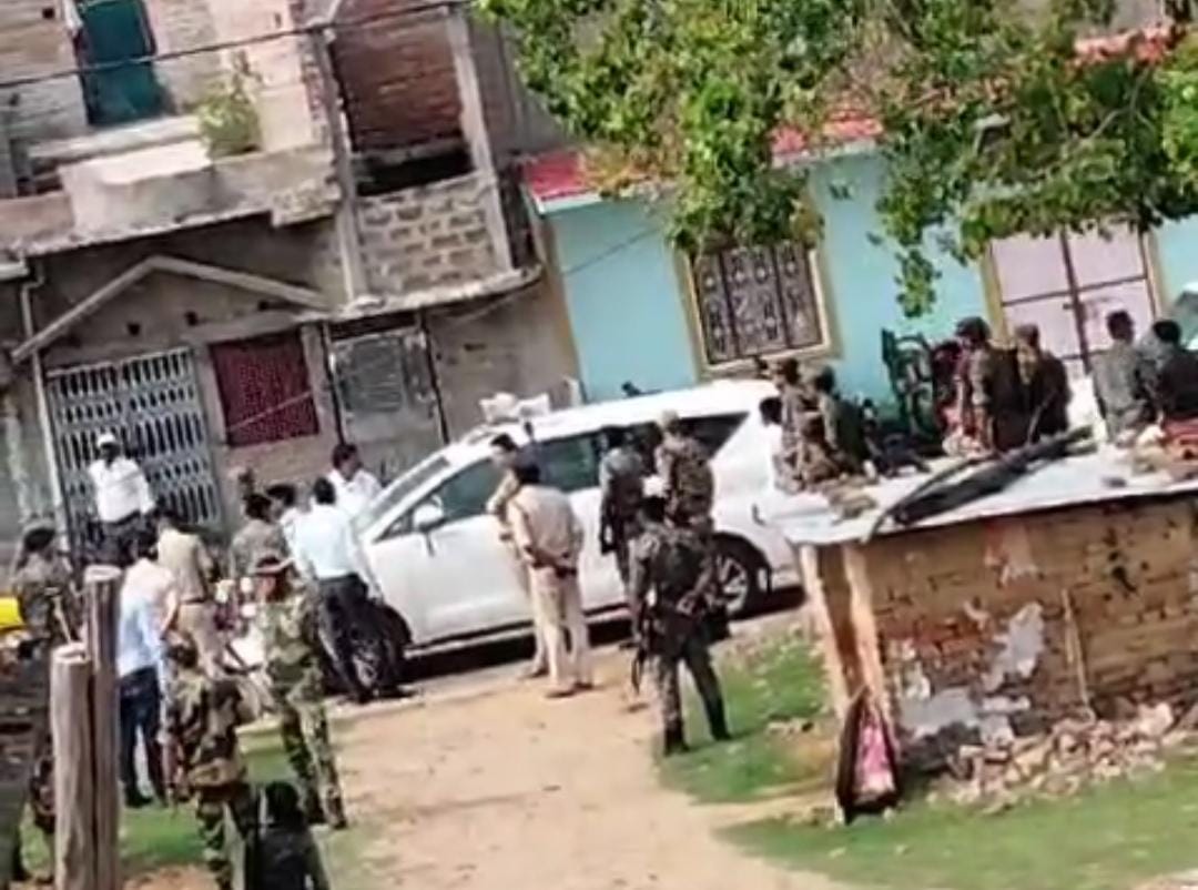 Bihar:बीएलओ की अनुपस्थिति में पर्ची के लिए आक्रोशित मतदाताओं ने पुलिस पर किया पथराव,पुलिस ने भी भांजी लाठियां  