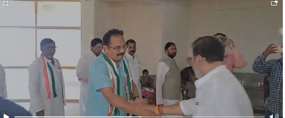 स्वस्थ्य लोकतंत्र की खुशनुमा तस्वीर: सियासी दंगल के बीच प्रदीप यादव और निशिकांत दुबे ने एक दूसरे से मिलाया हाथ