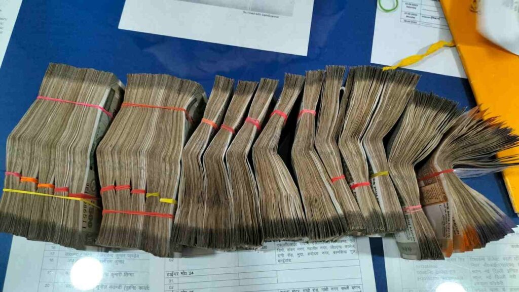 DHANBAD: वाहन चेकिंग में दो गाड़ियों से 11 लाख 60 हजार जब्त, जांच में जुटी पुलिस टीम 