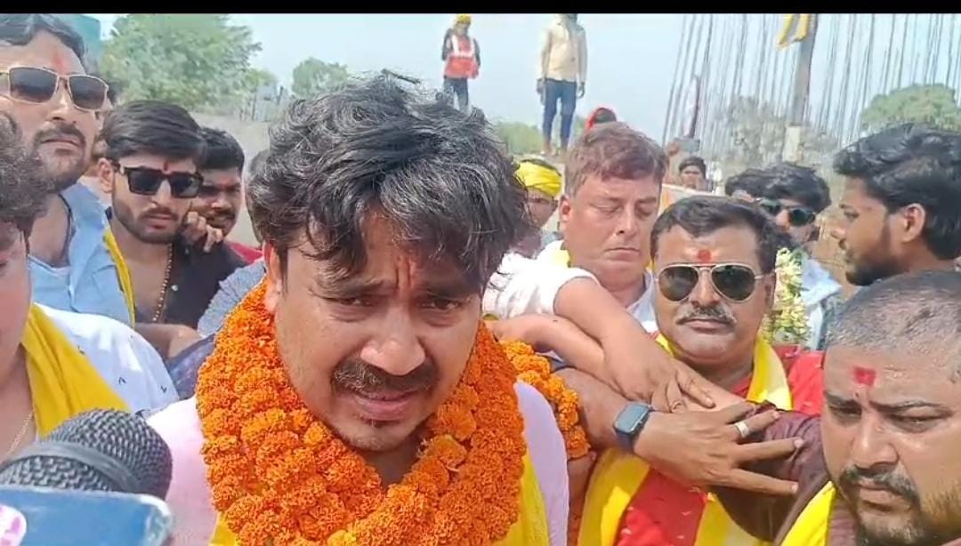 गोड्डा लोकसभा चुनाव होगा दिलचस्प! अभिषेक झा ने नामांकन किया दाखिल, गाड़ियों का काफिला बना चर्चा का विषय  