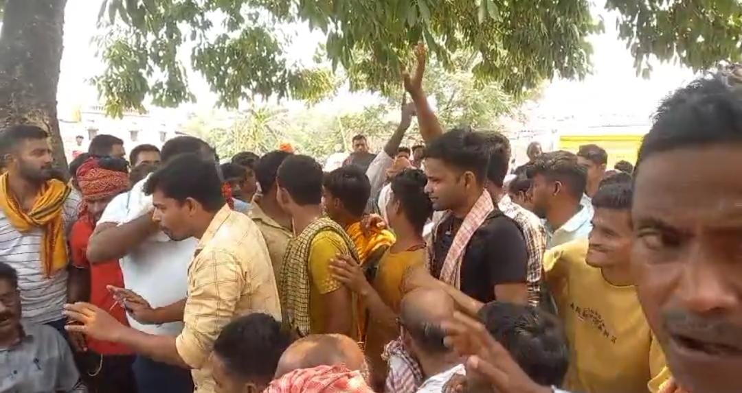 Loksabha Election 2024 : जर्जर सड़क के विरोध में गोपालगंज के लोगों का अनोखा प्रदर्शन, ढोल नगाड़ों के साथ रोड नहीं तो वोट नहीं का दिया नारा