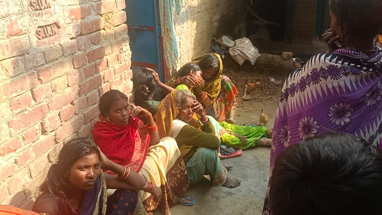 सांप के डंसने से बच्चे की मौत,  ढोंगी सपेरा ने फैलाया अंधविश्वास का जाल, बेचे हजारों की ताबिज।