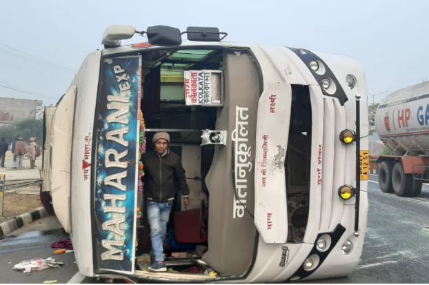 गया से जा रही थी कोलकाता महारानी बस पलटी, आधा दर्जन यात्री घायल