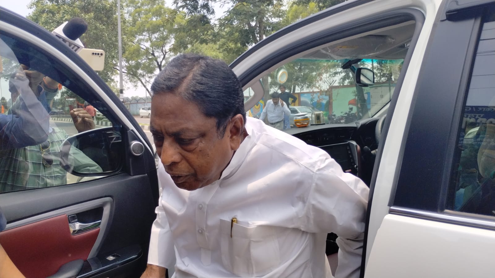 Breaking: मंत्री आलमगीर आलम होटवार जेल से पहुंचे ईडी कार्यालय, आज से छह दिनों तक ED के  कड़े सवालों का करना होगा सामना