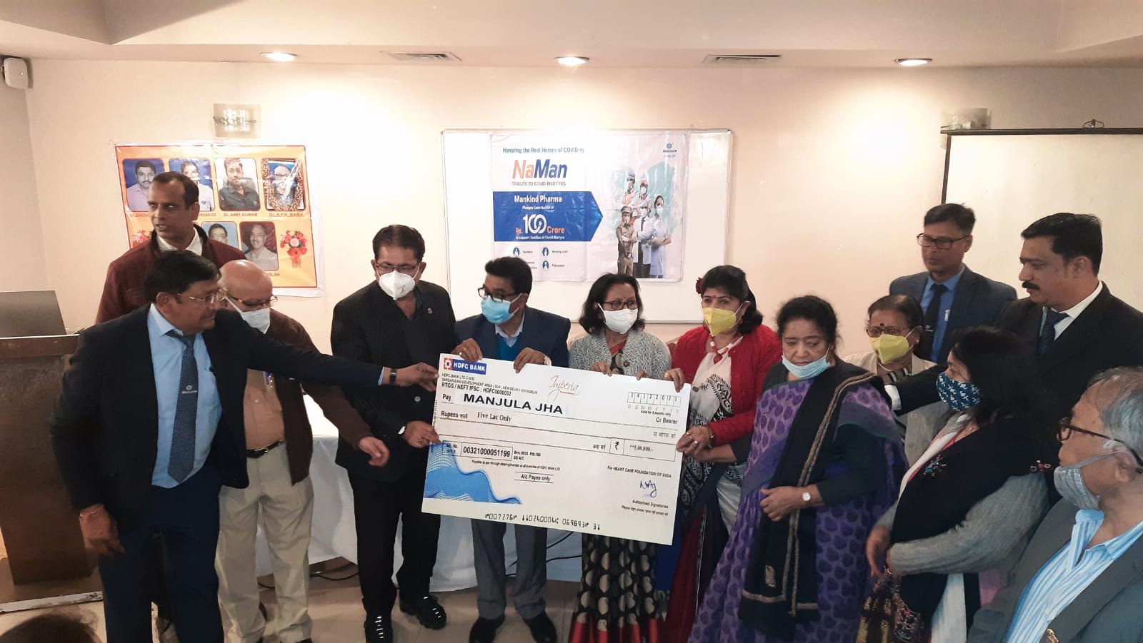 लोगों की मद्द के लिए सामने आई निजी कंपनियां,कोरोना के दौरान मृत डाक्टरों के परिजनों सौपा गया 5-5लाख का चेक