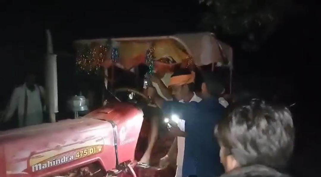 Gadhwa News : झारखंड में पत्थर माफियाओं के हौसले बुलंद! पुलिस की मौजूदगी में जब्त ट्रैक्टर ले भागे तस्कर, पढ़ें क्या कर रहा है प्रशासन 