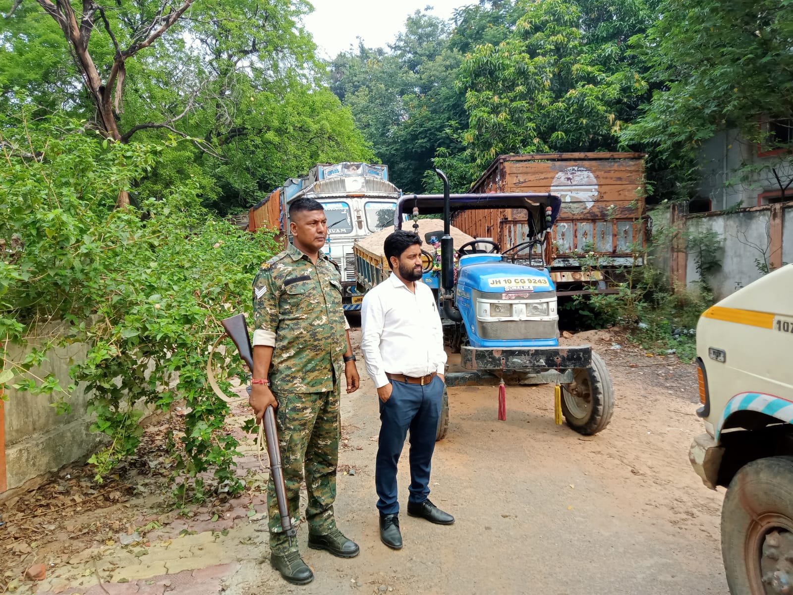 Dhanbad Breaking : खनन टास्क फोर्स रेस, बिना चालान के पत्थर और बालू ढोने वाले पांच वाहन जब्त 