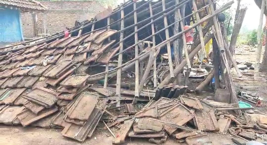   साहिबगंज में बदले मौसम ने मचायी तबाही! बारिश और आंधी में उड़ा 14 परिवारों का आशियाना, 5 घायल   