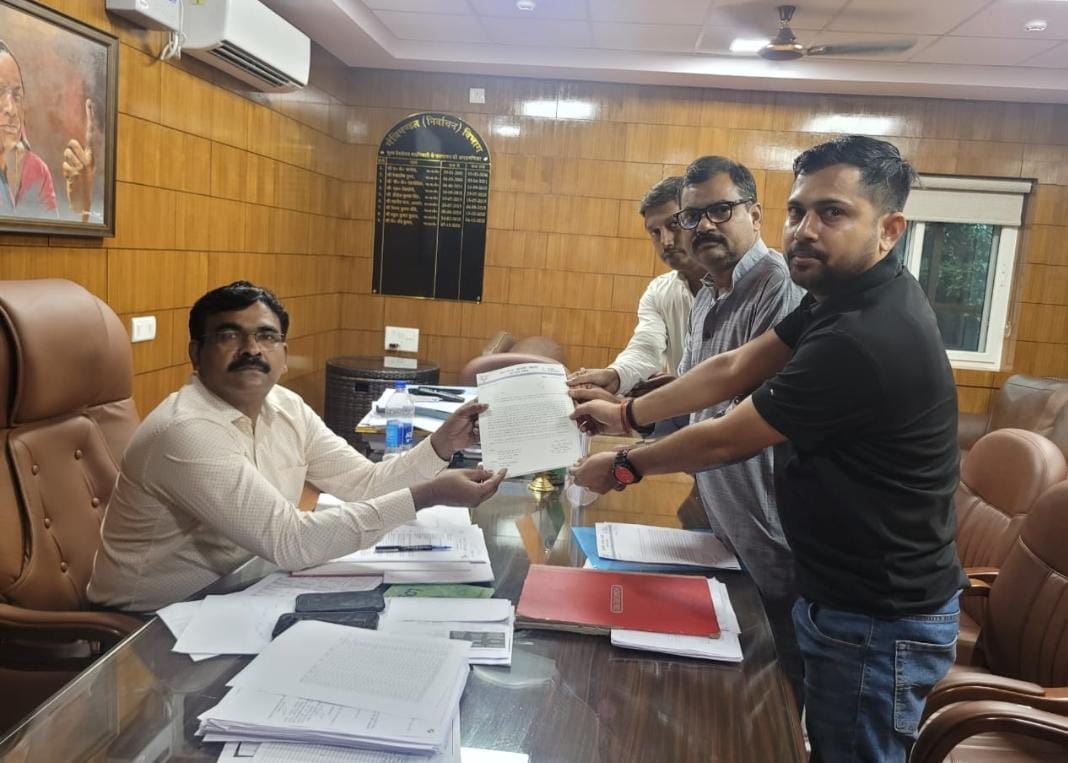 इरफान अंसारी के खिलाफ भाजपा पहुंची चुनाव आयोग, चुनाव प्रचार प्रसार से दूर करने एंव गिरफ्तारी की कर रहे मांग