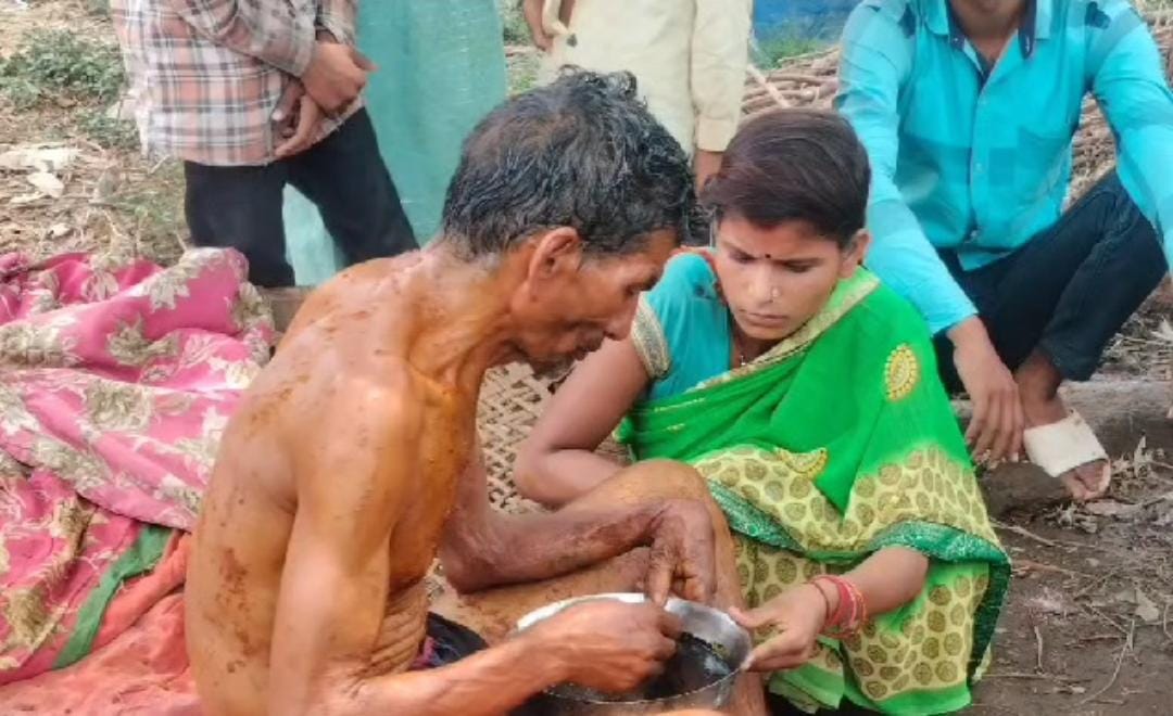 हैवानियत की सारे हदे पार!  दबंगों ने वृद्ध को मोटरसाईकिल में रस्सी बांधकर घसीटा, पढ़ें आगे क्या हुआ 