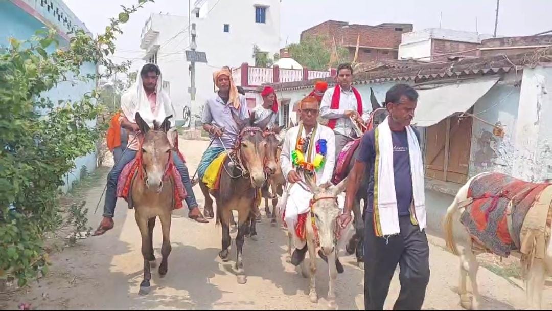 Bihar: लोकसभा चुनाव की अजीबो गरीब तस्वीर आई सामने, गधे पर बैठकर वोट मांगने निकले नेताजी