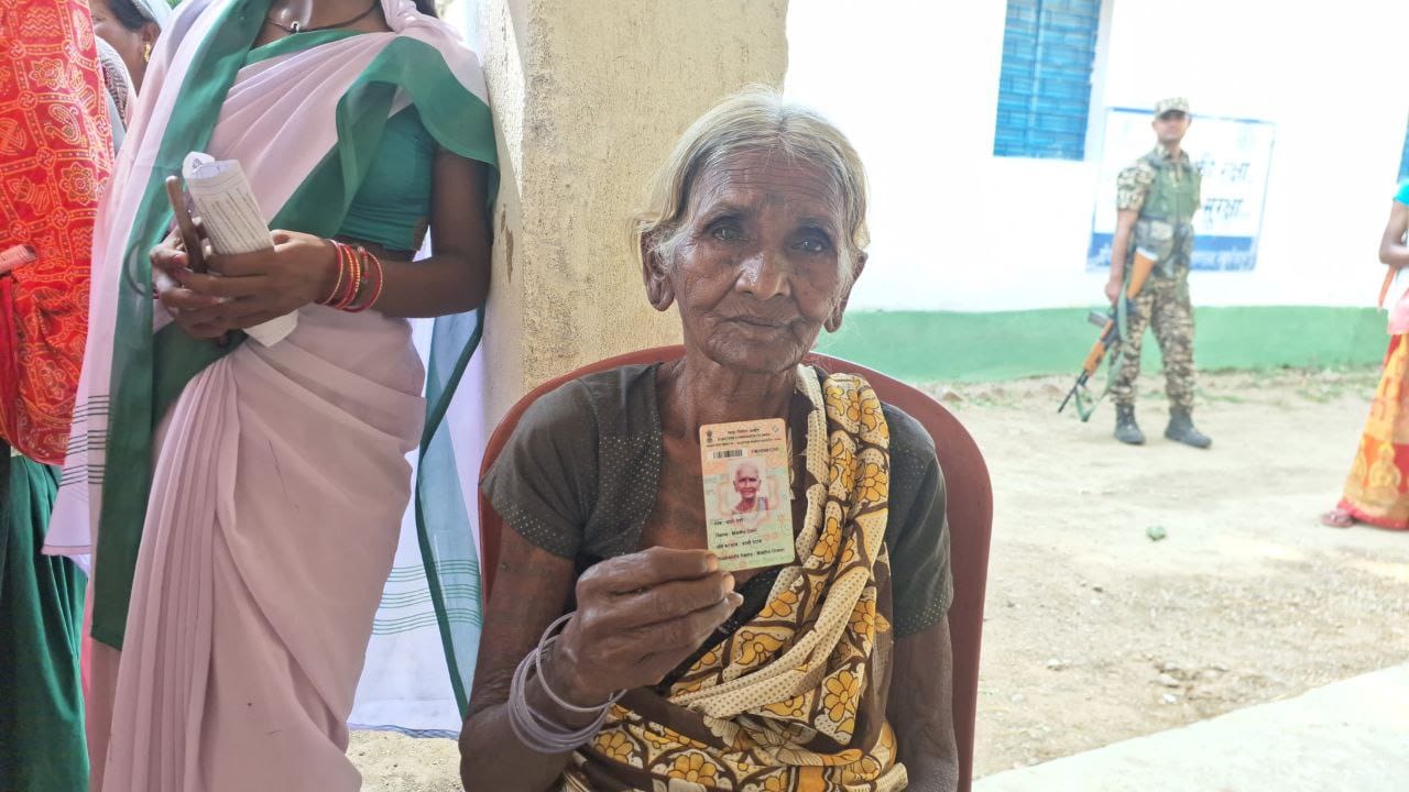 LS ELECTION: पहाड़ों से घिरे इलाके में वोटिंग के प्रति उत्साह, पहाड़ से उतरकर कई किलोमीटर चलकर वोट कर रहे लोग