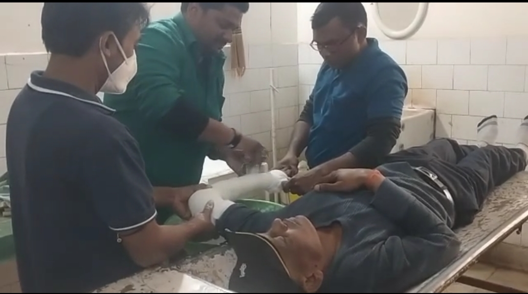 वैक्सीन को लेकर पीटे अधिकारी ,जागरुक करना पडा मंहगा