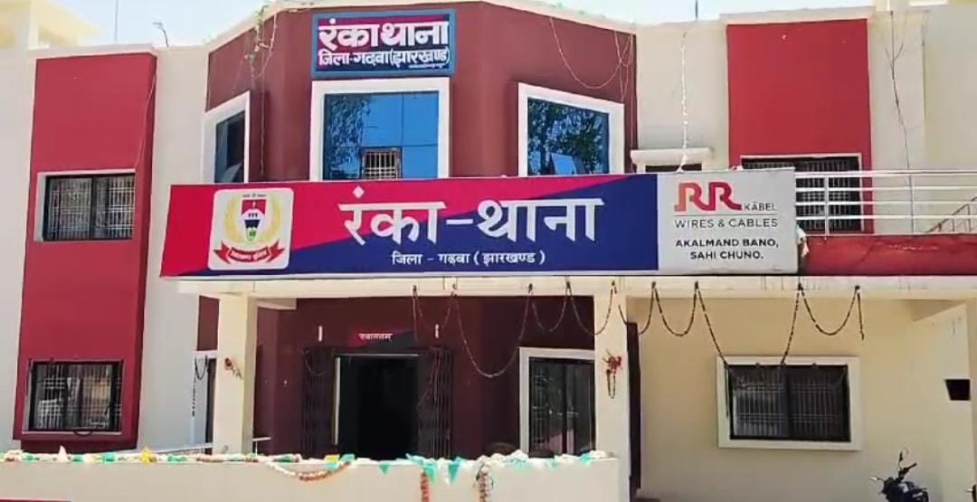 धनबाद का चोर गैंग गढ़वा से गिरफ्तार! नल जल योजना की पाईप चुराने वाले गैंग के चार सदस्य गिरफ्तार,कार सहित कई सामान बरामद 