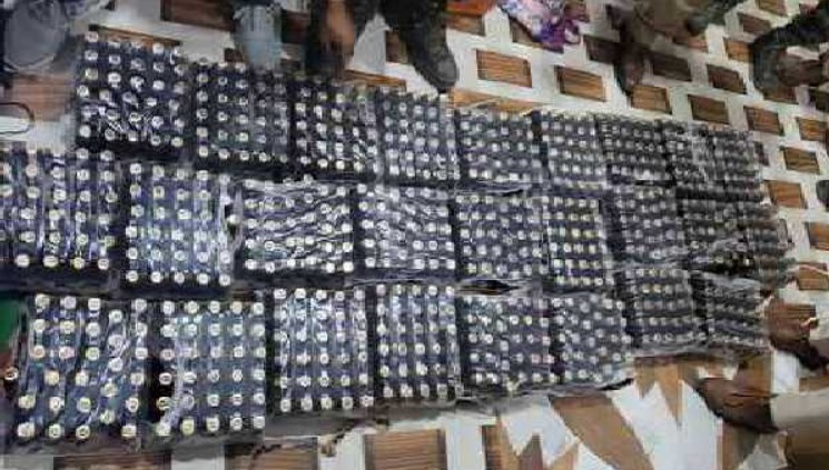 चाईबासा: ड्रग्स कारोबारी के घर से भारी मात्रा में प्रतिबंधित कफ सिरप बरामद, आरोपी फरार