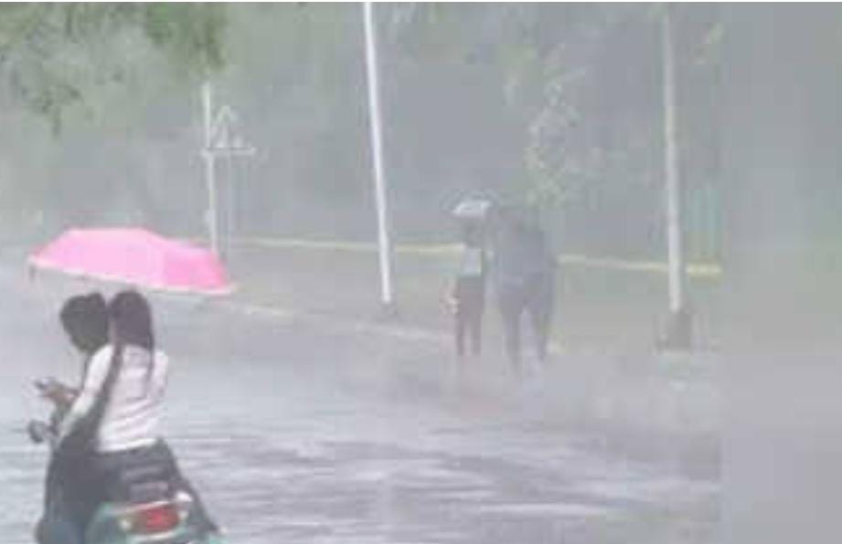 Weather Forecast:झारखंड पर मौसम मेहरबान! तीन दिन और बरसेंगे बदरा, पढ़ें आज के मौसम का हाल