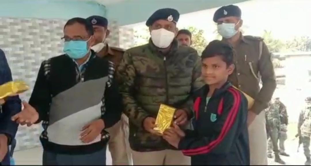 बेसहारा और असहाय छात्रों के बीच स्मार्ट फोन का वितरण