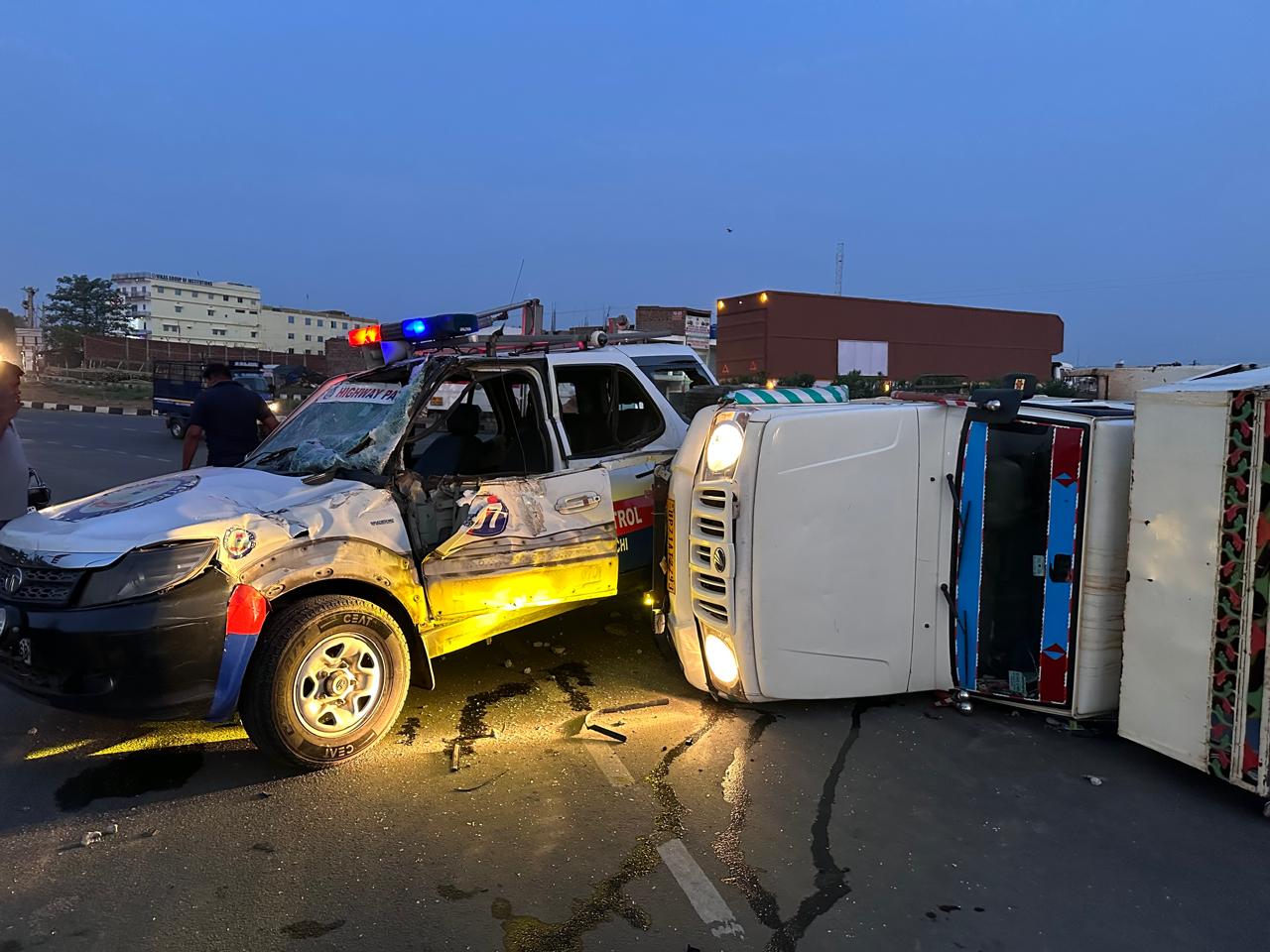 रांची: रफ्तार का कहर, अनियंत्रित पिकअप पहले डिवाइडर से टकराई फिर PCR पर पर जा गिरी, दो पुलिस कर्मी समेत पांच गंभीर रूप से घायल