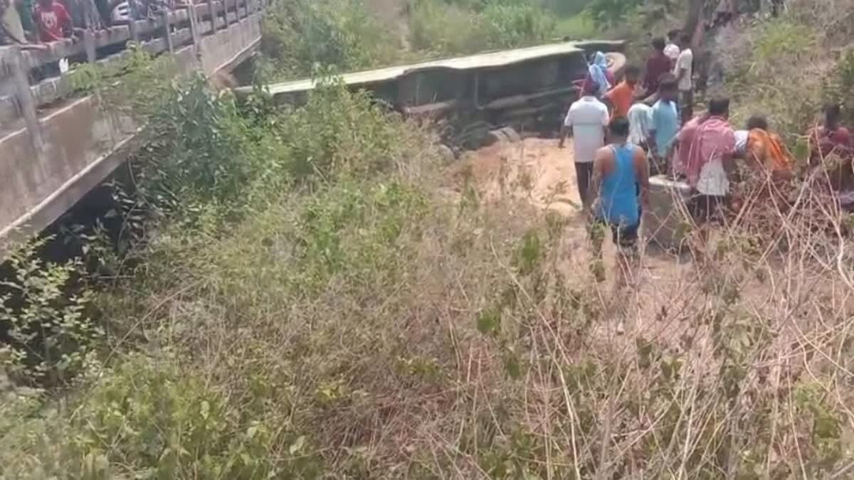 Breaking: खूंटी से जमशेदपुर जा रही यात्री बस गिरी पुल के नीचे, कई लोग घायल