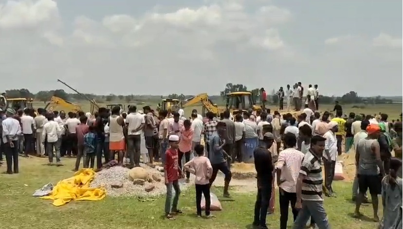 BREAKING : लोहरदगा में कुआं खुदाई के दौरान मिट्टी में दबे 4 मजदूर, बचाव कार्य जारी