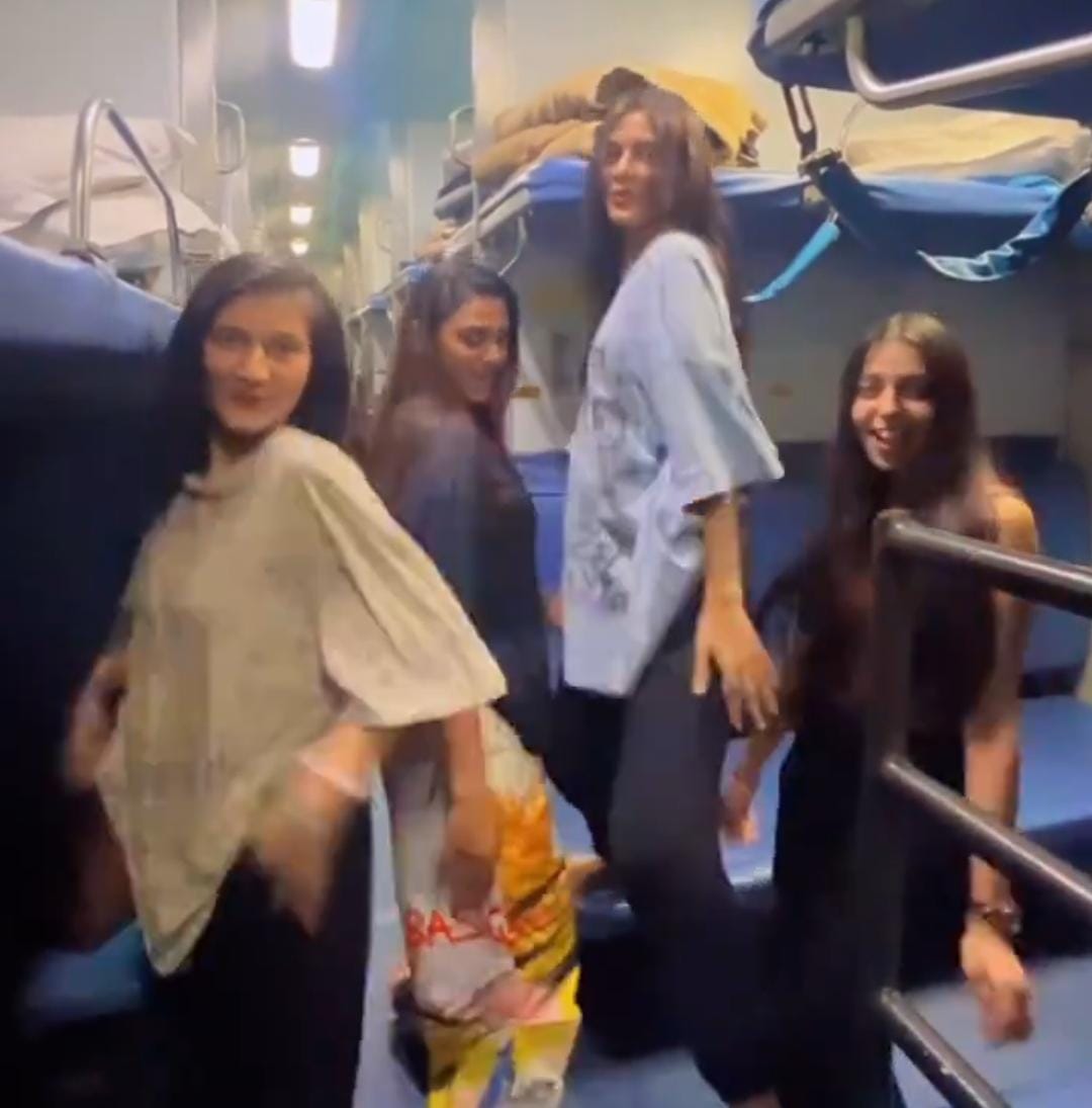 'मुन्नी बदनाम हुई डार्लिंग तेरे लिए' गाने पर चार लड़कियों ने ट्रेन में किया ज़ोरदार डांस, लोगों ने कहा भारतीय रेल अब डांस बार बन गई, देखिए VIDEO 