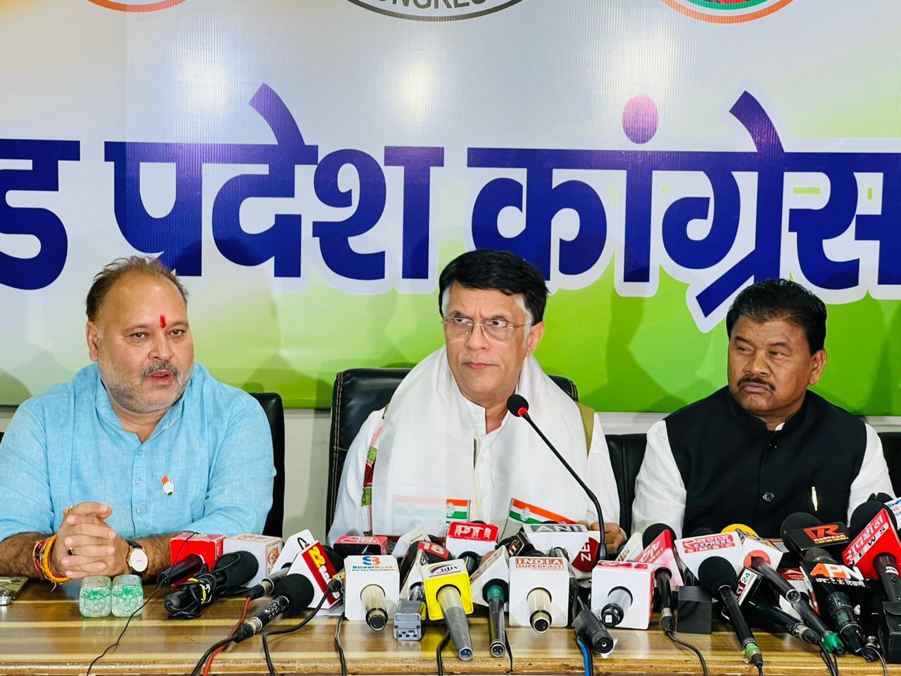 पवन खेड़ा ने भाजपा पर जमकर साधा निशाना, कहा- पीएम मोदी बन चुके है मनोरंजन के पात्र