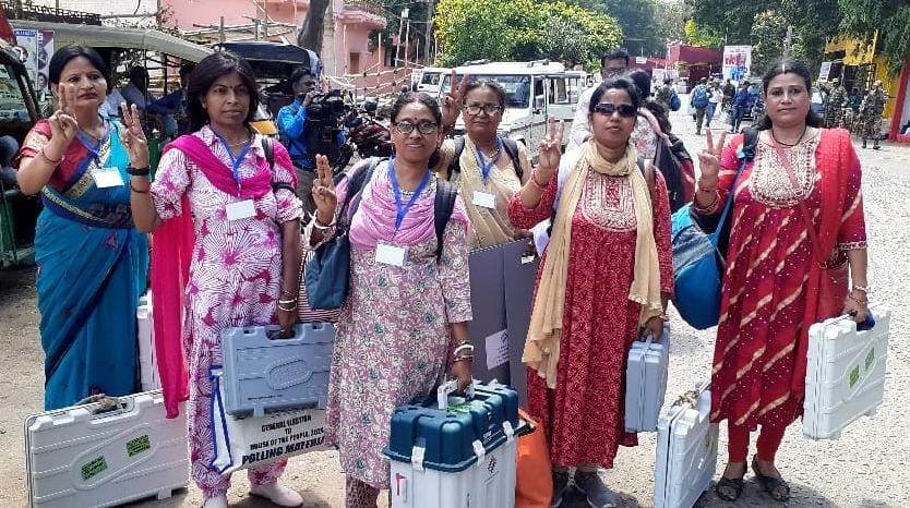 धनबाद लोकसभा : मतदान केन्द्रों के लिए पोलिंग पार्टियां हुई रवाना 