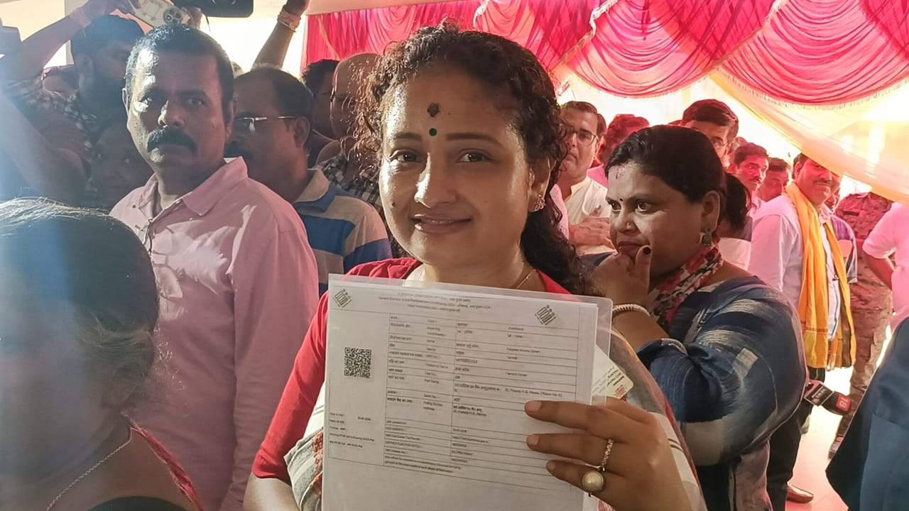 Jharkhand Loksabha Election: लोकतंत्र की खूबसूरत तस्वीर, आम और खास सब बराबर, कल्पना सोरेन ने लाइन में लगकर किया मतदान