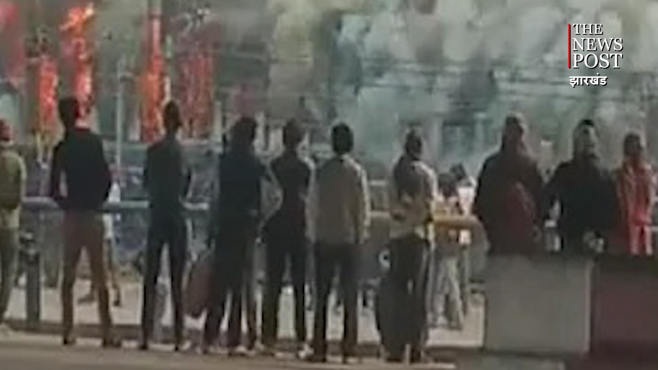 देखते ही देखते धू-धू कर खाक हो गई ट्रेन की बोगी, जंक्शन पर अफरा-तफरी