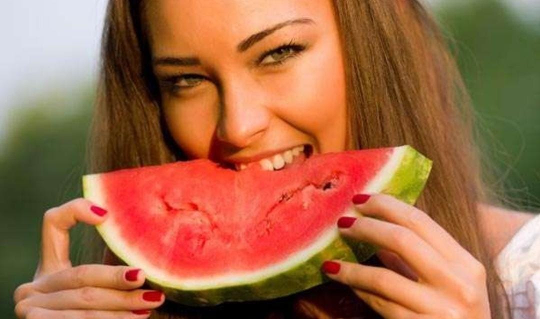 गर्मियों में जरुरत से ज्यादा तरबूज खाना स्वास्थ्य के लिए है नुकसानदेह! हो जाएं सावधान